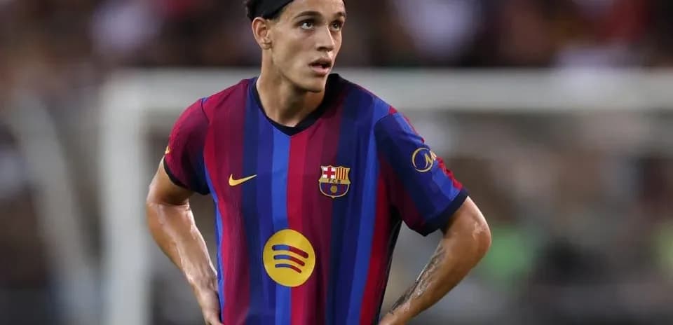 Player in FC Barcelona jersey during match
