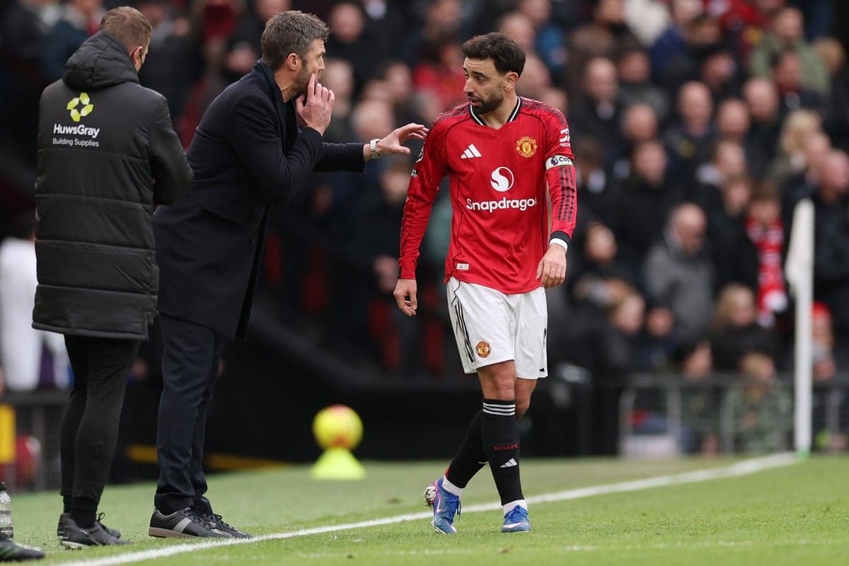 Manager giving instructions to Manchester United player
