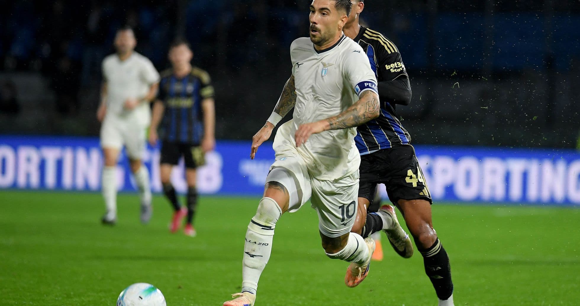 Lazio player running with the ball against Pisa