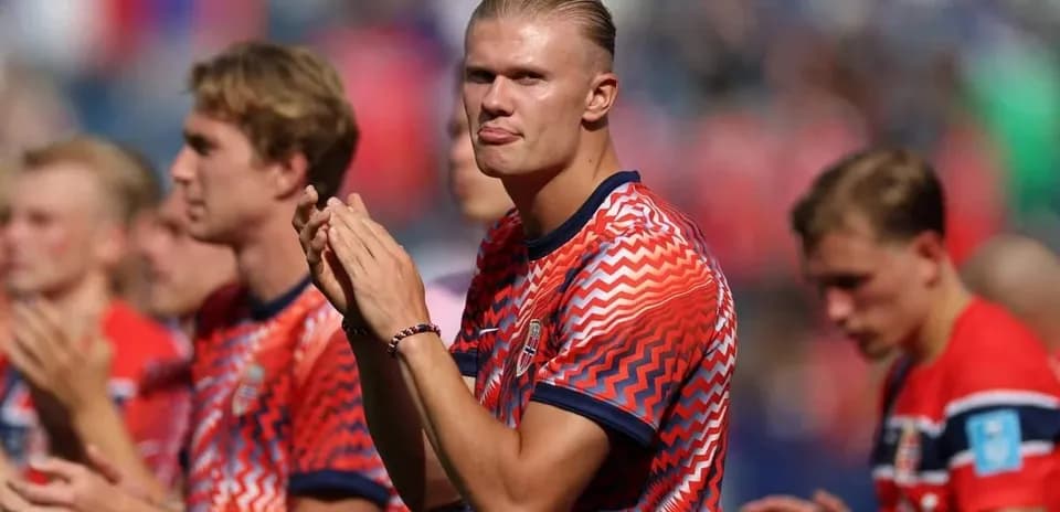 Norwegian players applauding during a match