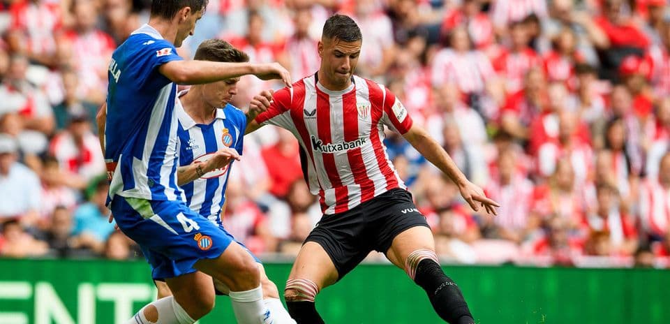 Espanyol and Athletic Club players contesting the ball