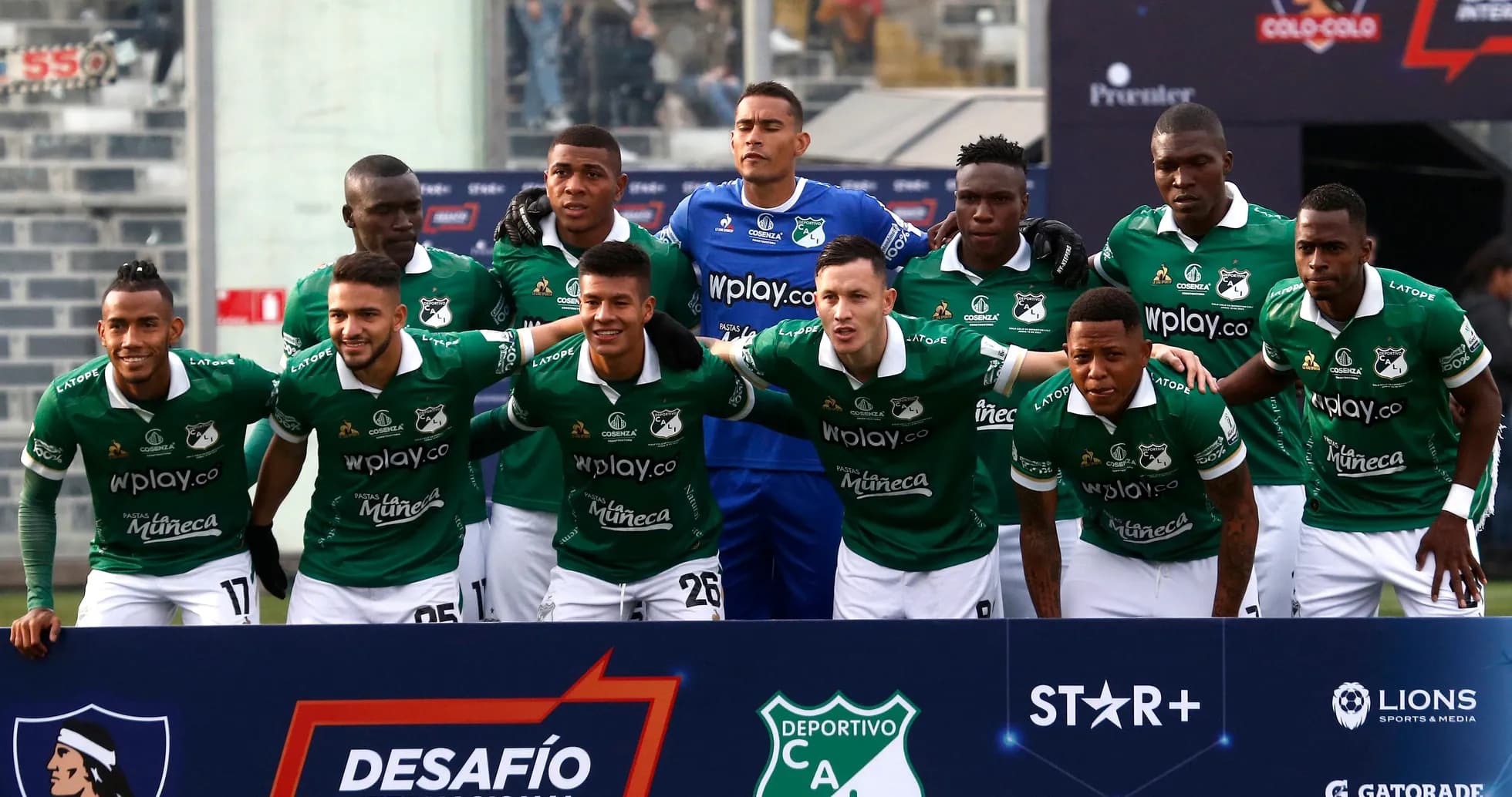 Deportivo Cali team posing for a group photo