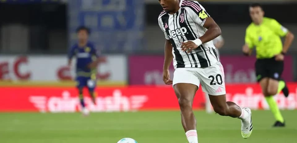 Player in Juventus kit running with soccer ball