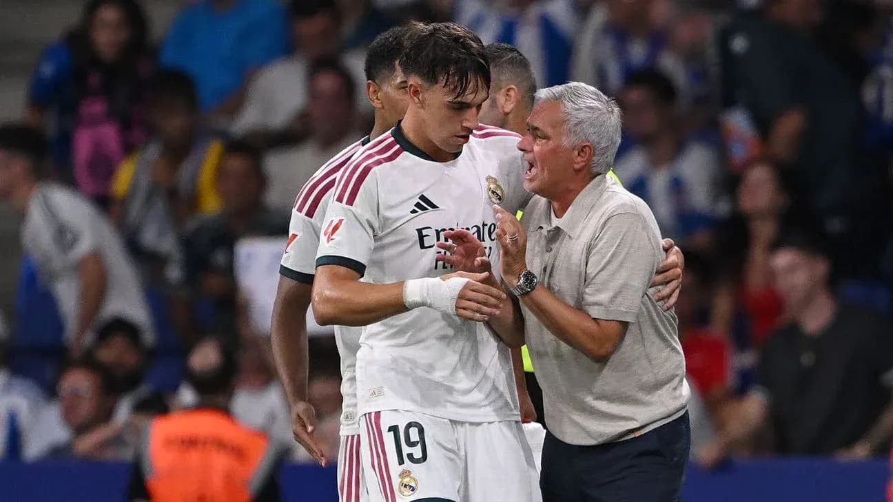Coach speaking to player during match on sidelines
