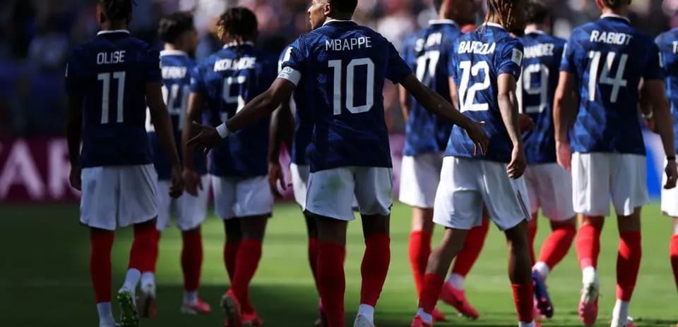 French national team players walking on the pitch