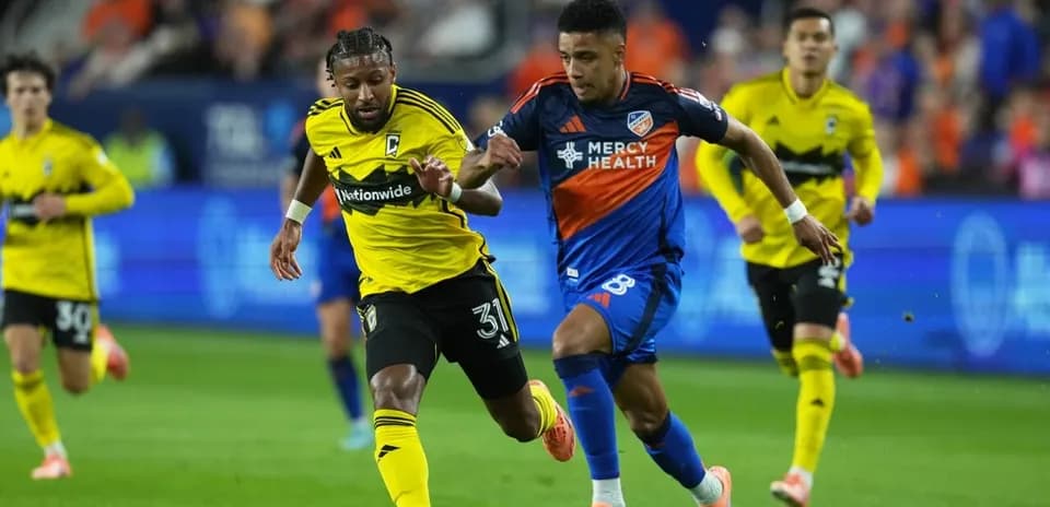 Players competing in FC Cincinnati II match