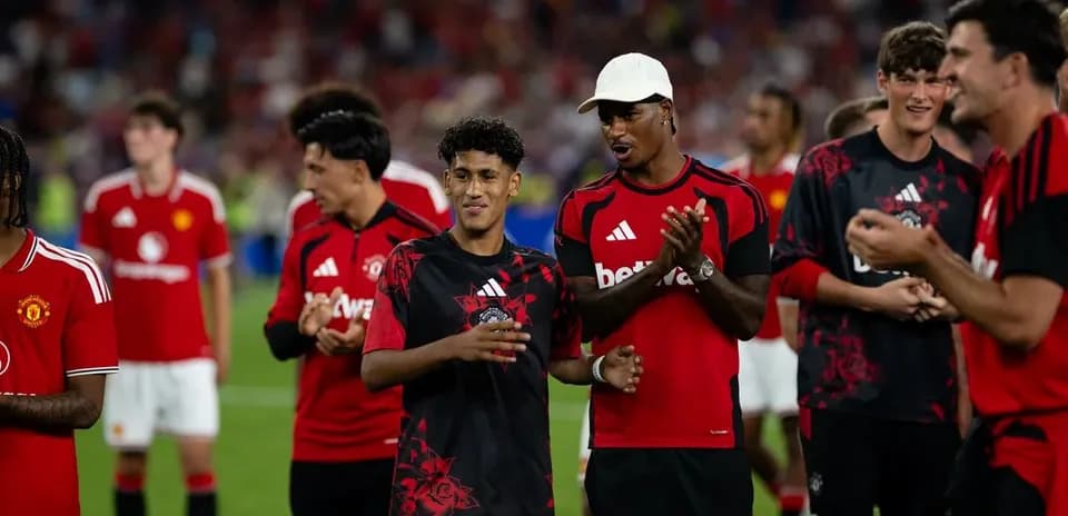 Manchester United players celebrating on the pitch