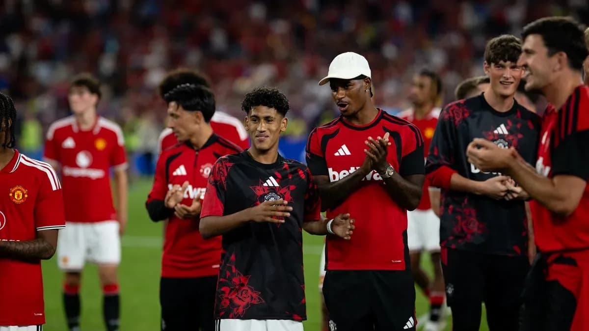 Manchester United players celebrating on the pitch