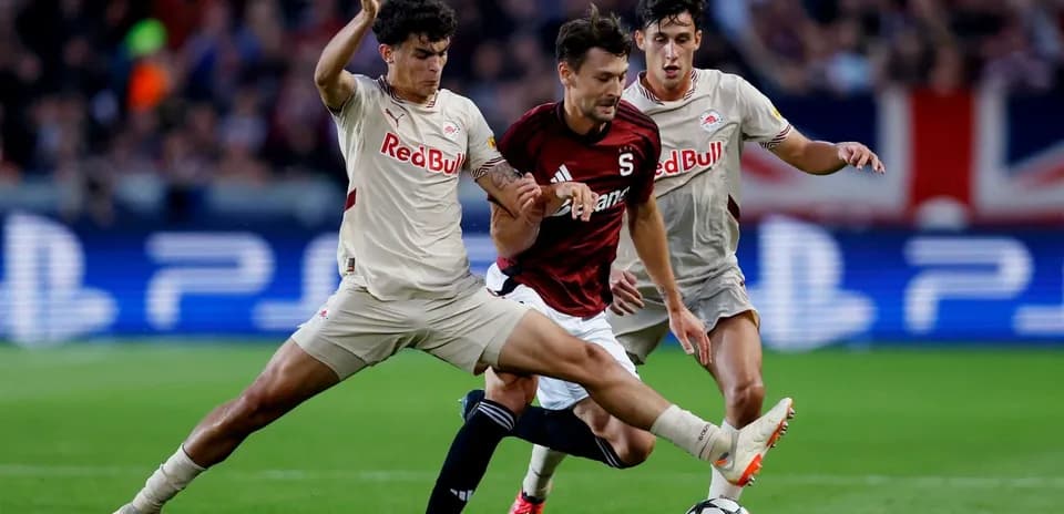 Red Bull Salzburg players tackling Sparta Praha player