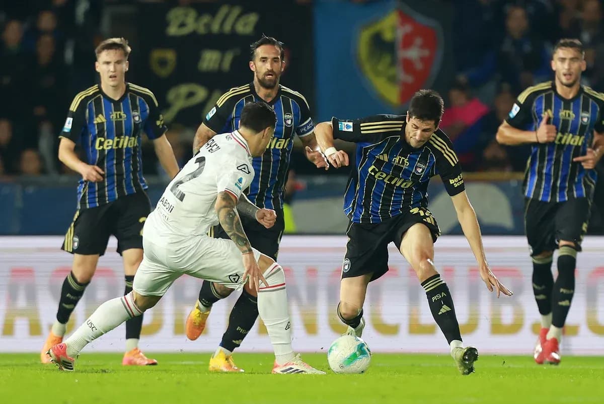 Cremonese players competing for the ball