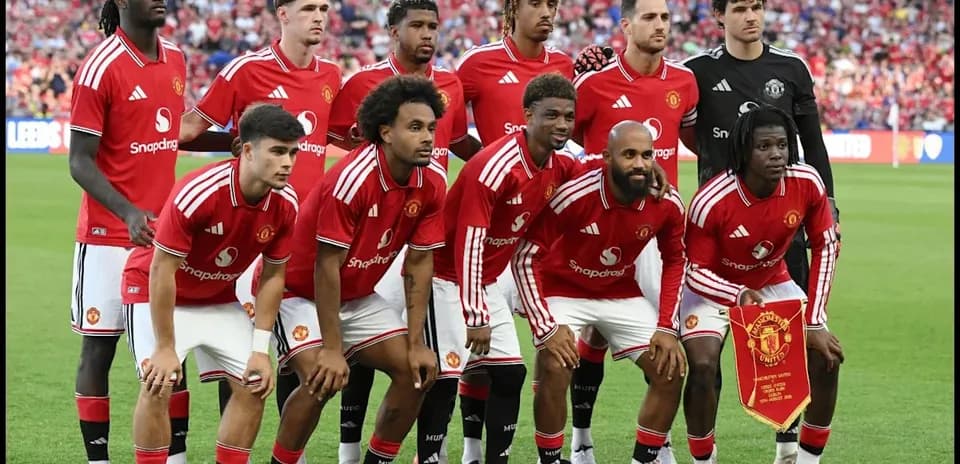 Manchester United team posing for photo before match
