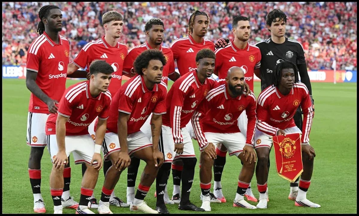 Manchester United team posing for photo before match