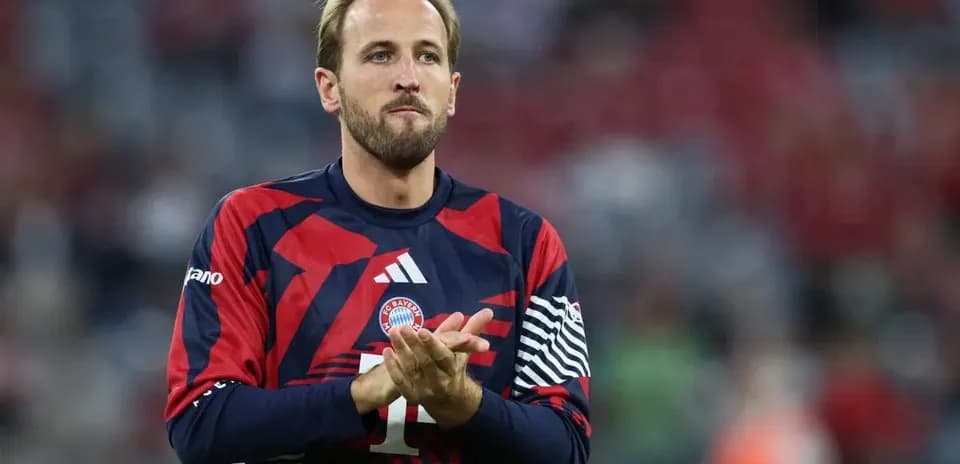 Player clapping in Bayern Munich jersey on field