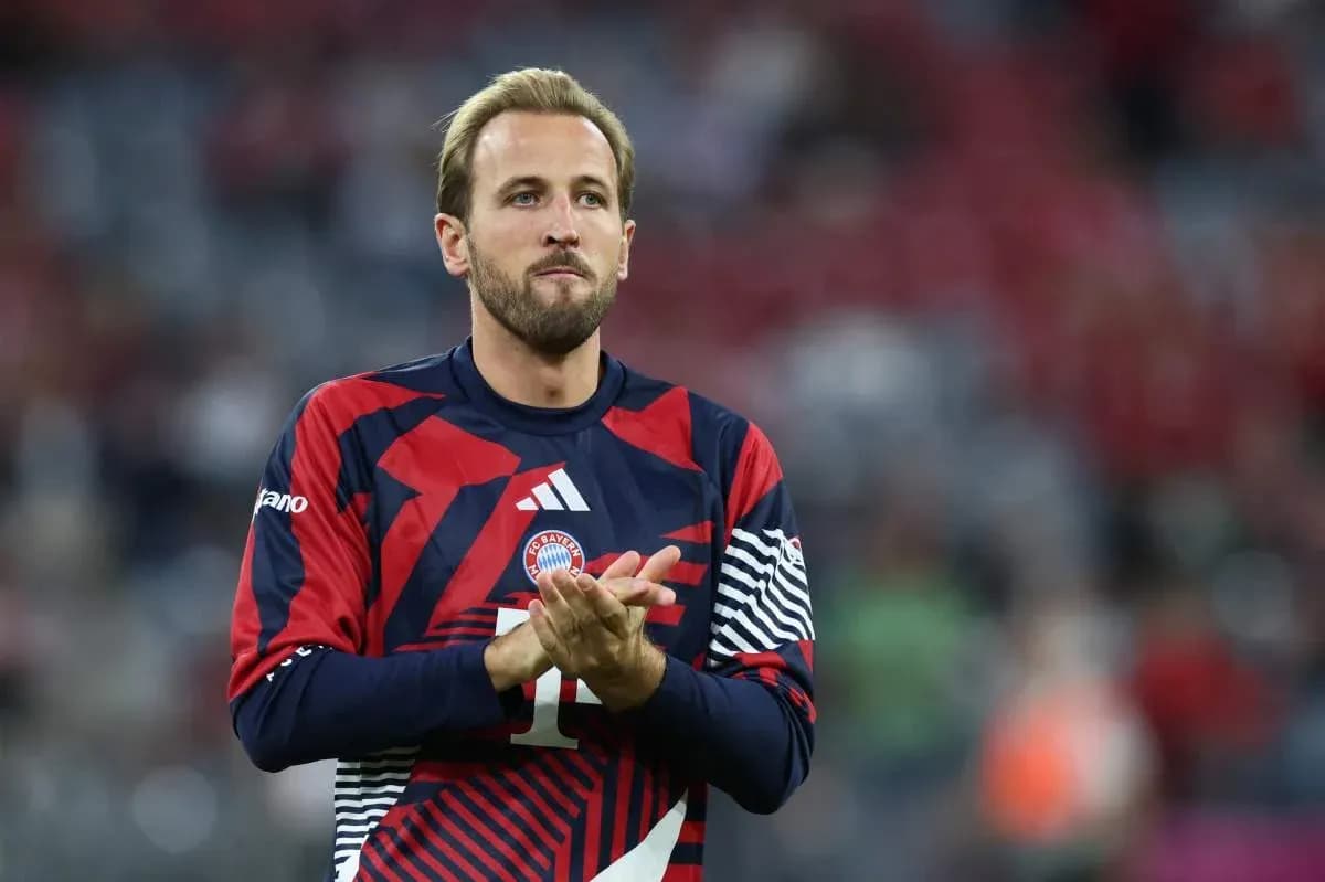 Player clapping in Bayern Munich jersey on field