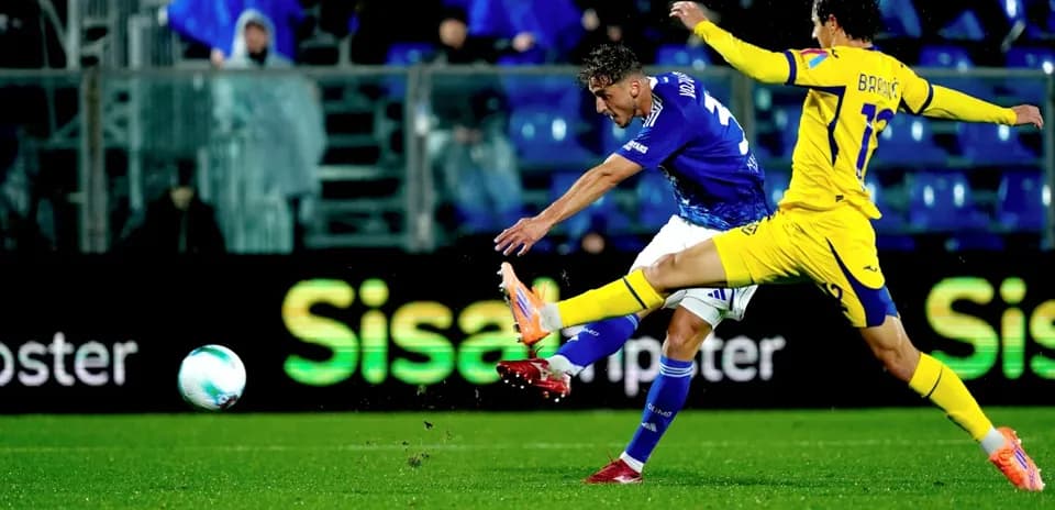 Player shooting during Hellas Verona vs Como match