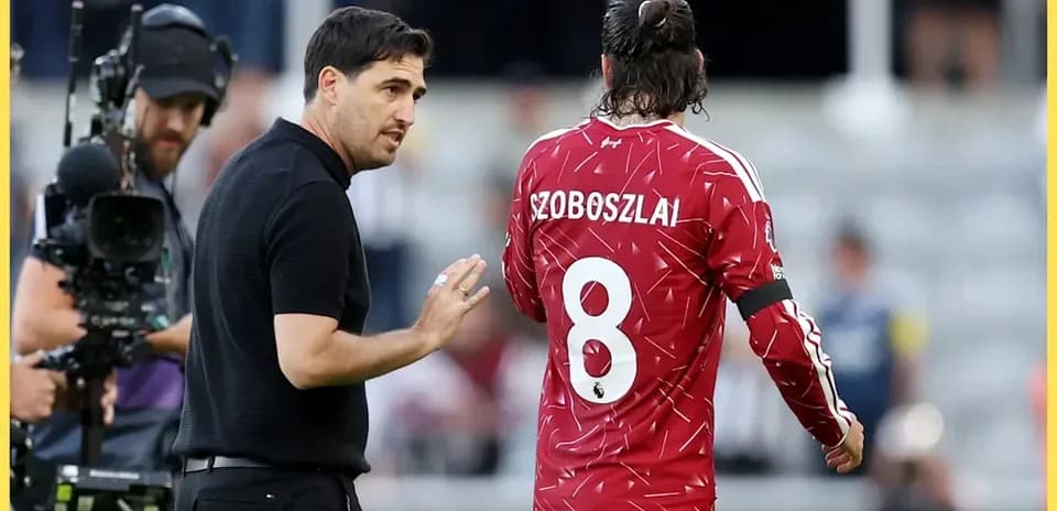 Coach speaking to player Szoboszlai on field