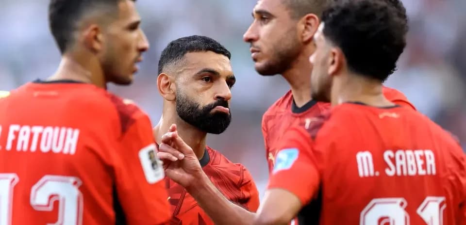 Egypt players discussing strategy during match