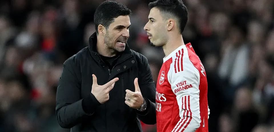 Manager speaking to player during match discussion