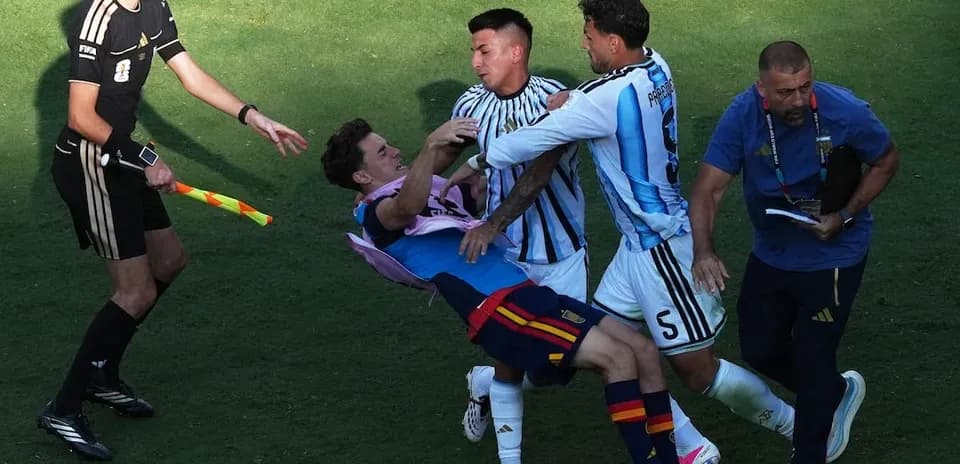 Players from Spain and Argentina in a heated moment