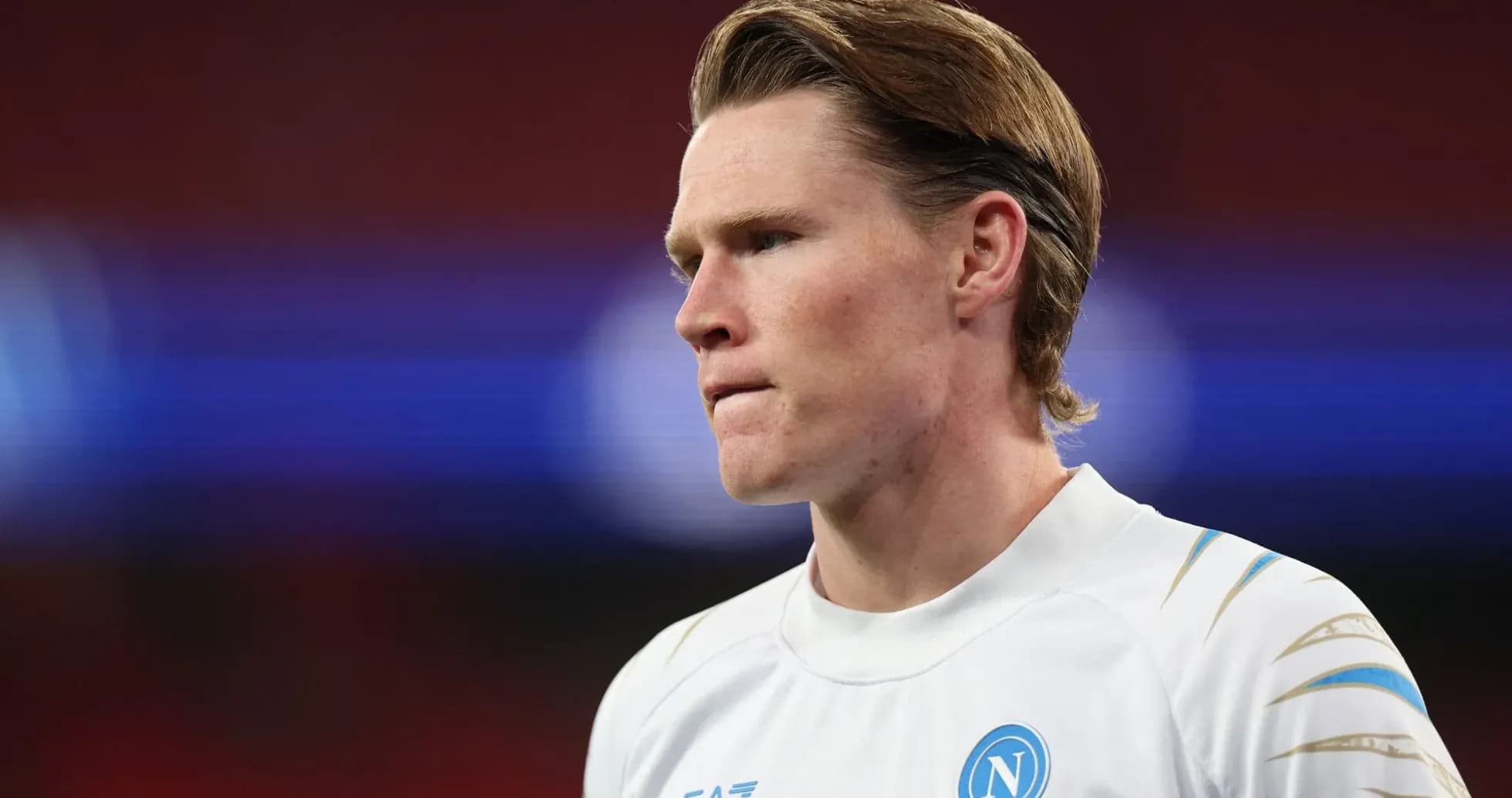 Player in Napoli jersey during match preparation