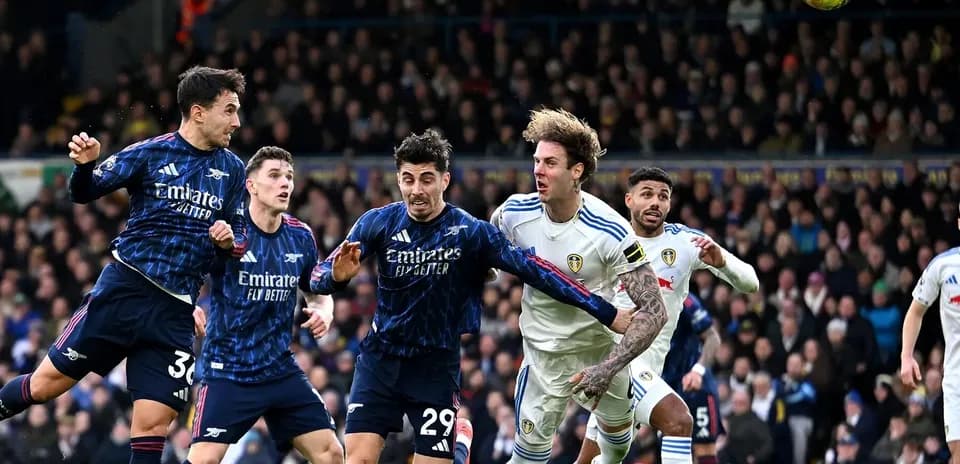 Players contesting the ball during Arsenal vs Leeds match