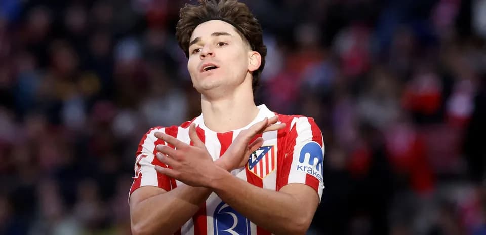 Player gesturing during match for Atlético Madrid