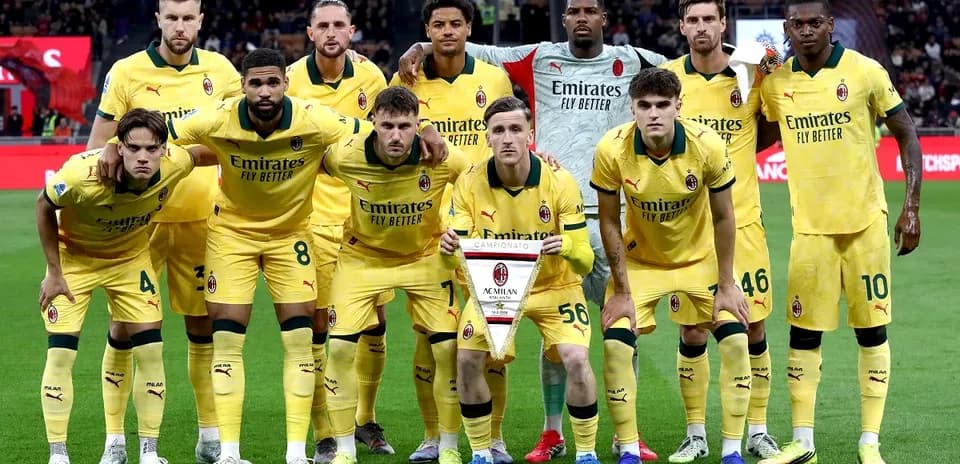 AC Milan team posing before Serie A match