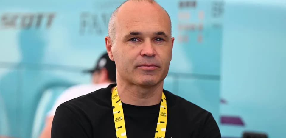 Man with yellow lanyard at cycling event