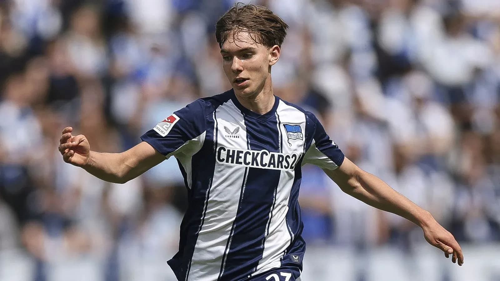 Player in Hertha BSC kit during match action