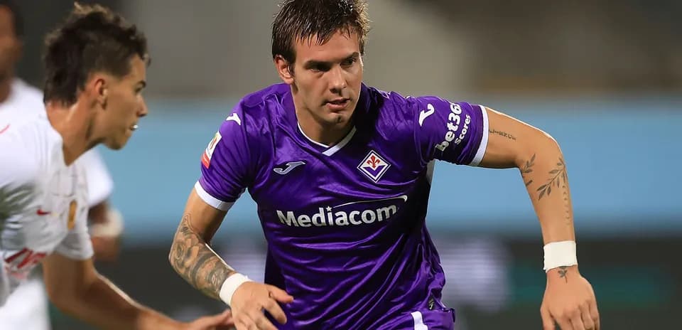 Fiorentina player running with ball during match