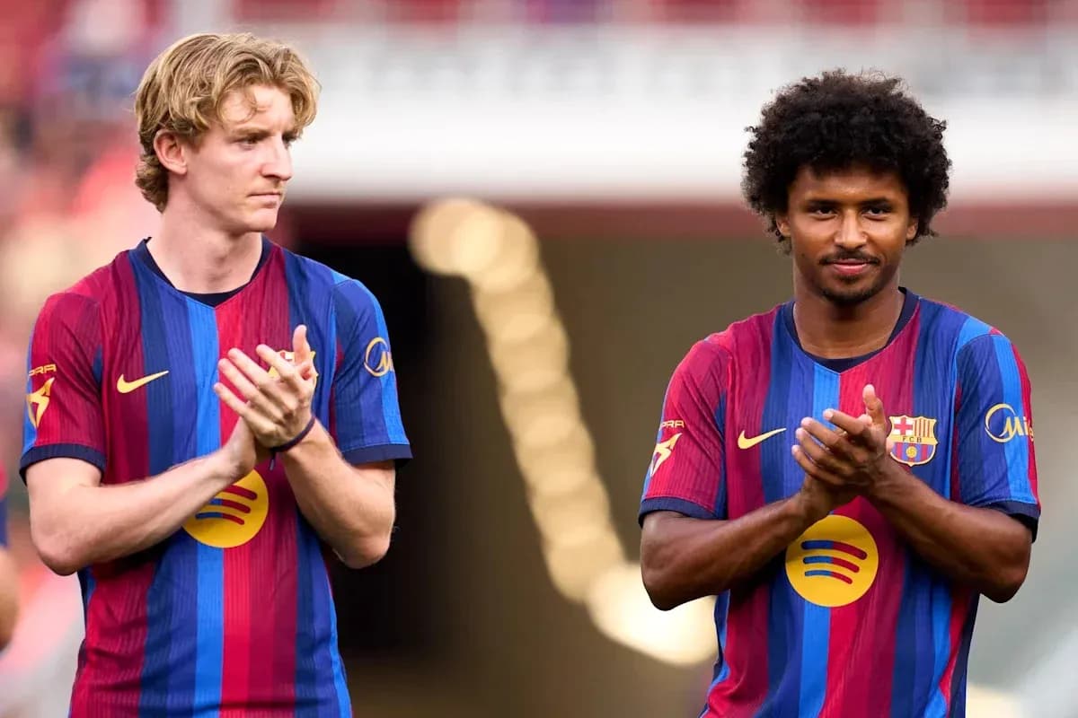 Two FC Barcelona players applauding on the pitch