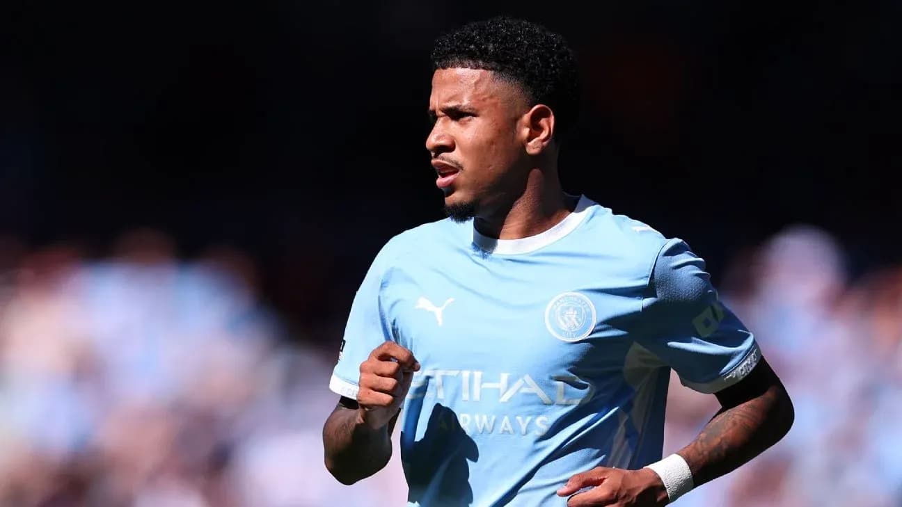 Player in Manchester City kit running on the pitch