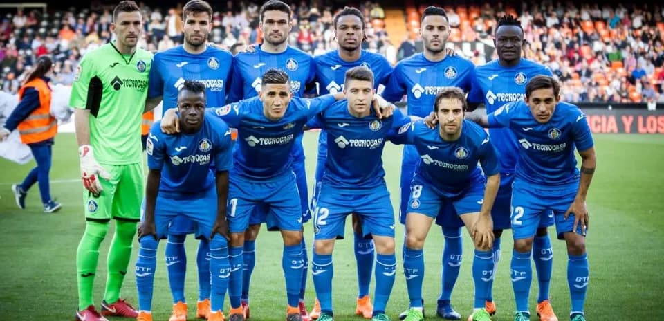 Getafe FC team posing before the match