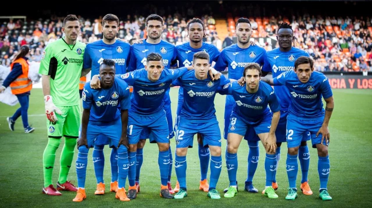 Getafe FC team posing before the match