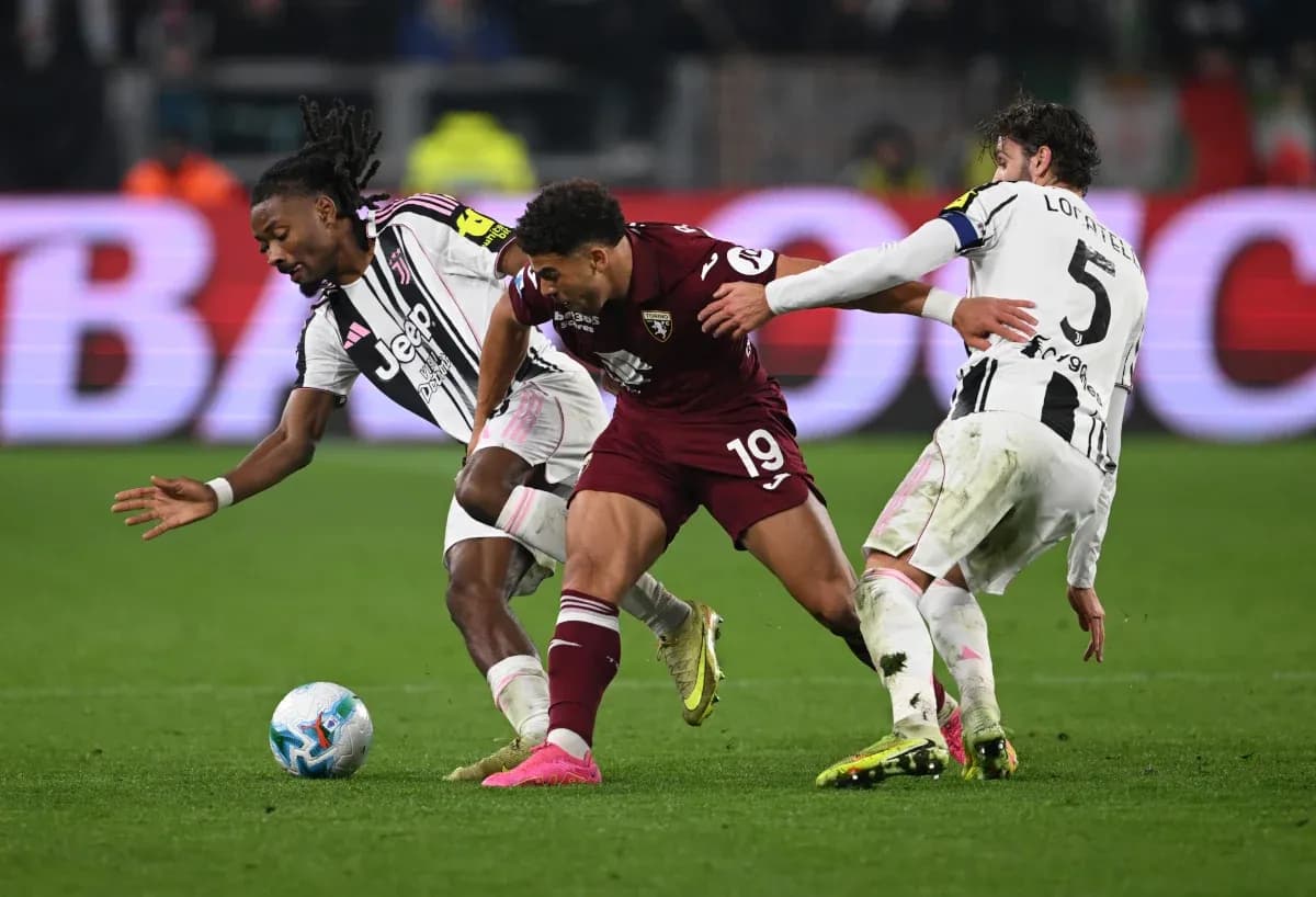 Torino and Juventus players competing for the ball