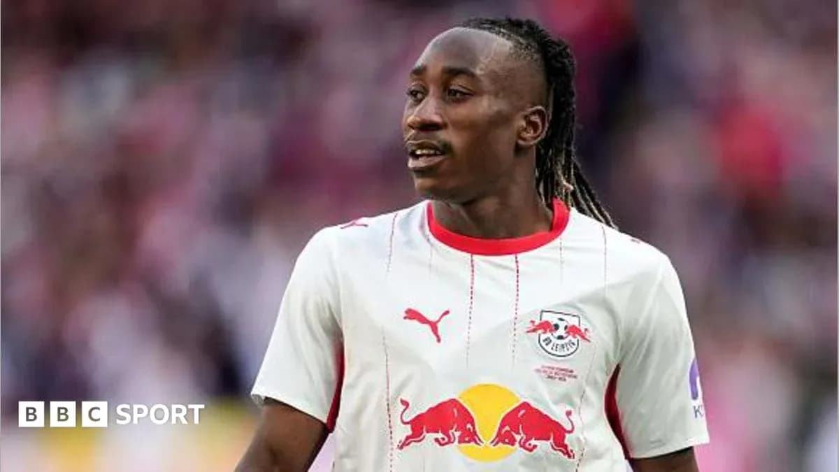 Player in RB Leipzig jersey during match
