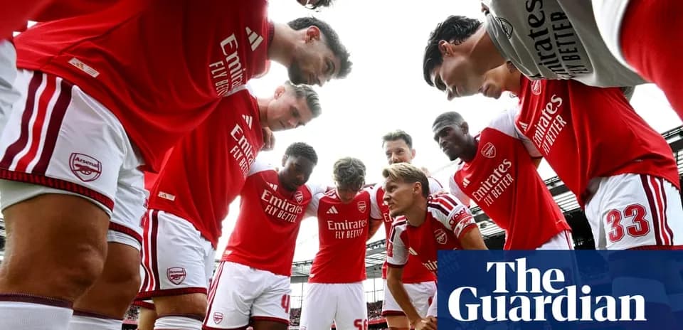 Arsenal players in huddle before match