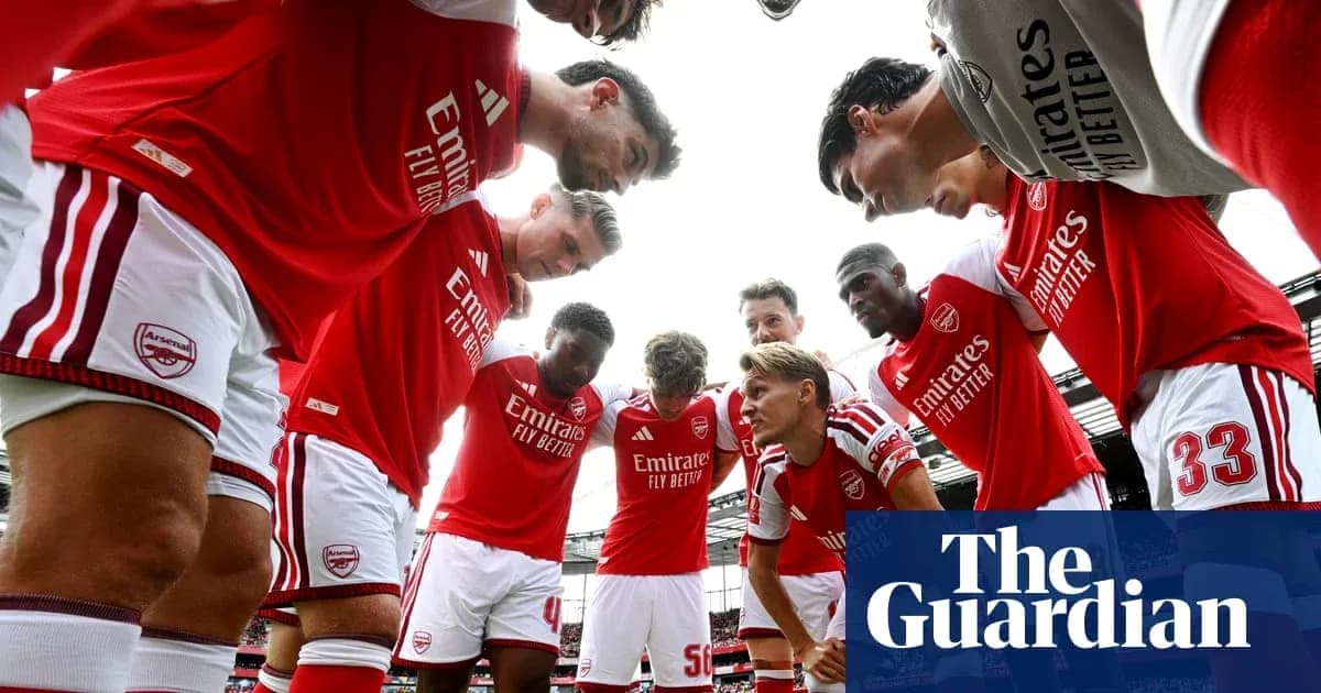 Arsenal players in huddle before match