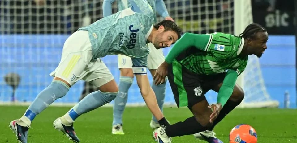 Sassuolo and Juventus players battling for the ball