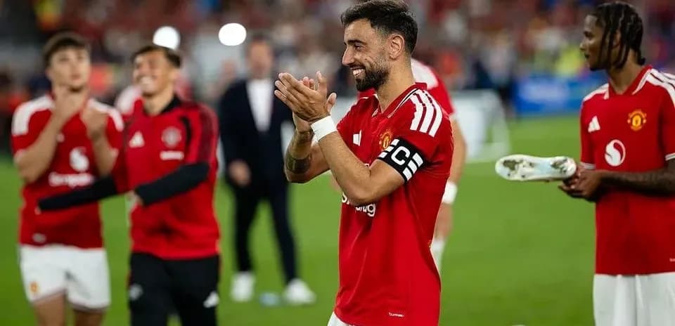 Bruno Fernandes applauding teammates after match