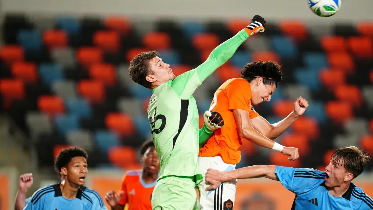 Goalkeeper punching ball during Minnesota United II match