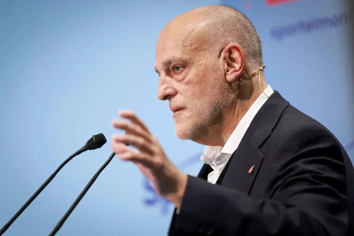 Speaker gesturing during a press conference presentation