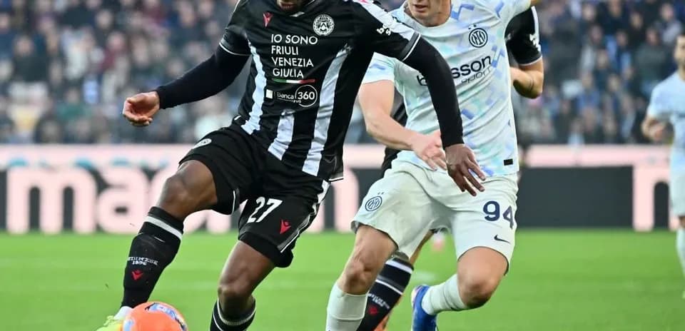 Player from Udinese challenged by Inter player