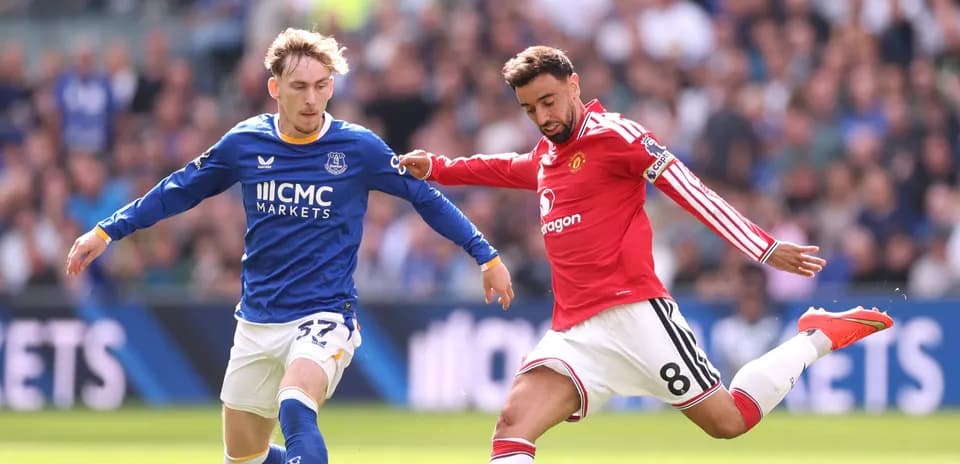 Everton and Manchester United players contesting the ball