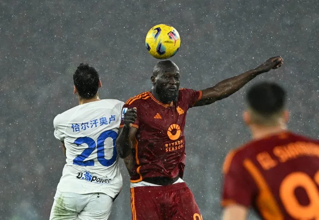 Players competing for the ball in Serie A match