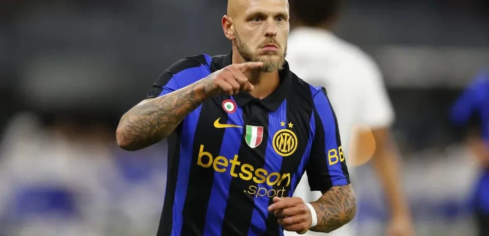 Player in black and blue jersey pointing during match