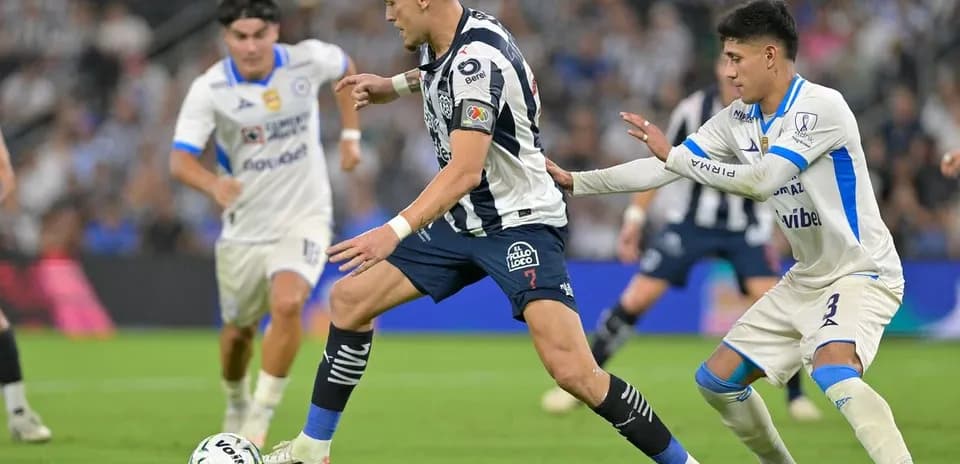 Monterrey player dribbling past Cruz Azul defenders