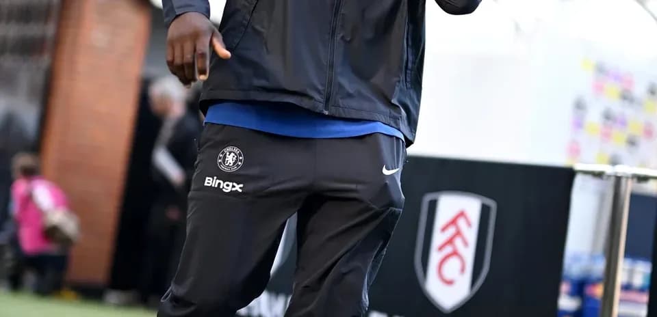 Player arriving in Chelsea tracksuit before match