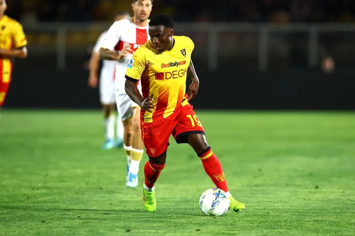 Lecce player dribbling the ball during match