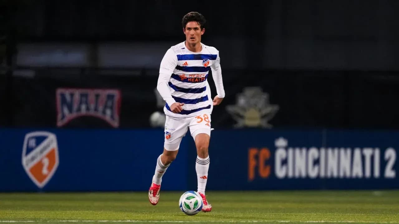 FC Cincinnati II player dribbling the ball